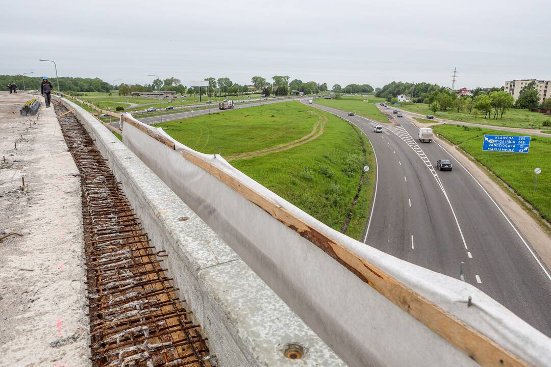Situaciją: betonas nuo druskos poveikio yra ištrupėjęs ir praradęs sukibimą su armatūra, o armatūra – surūdijusi.