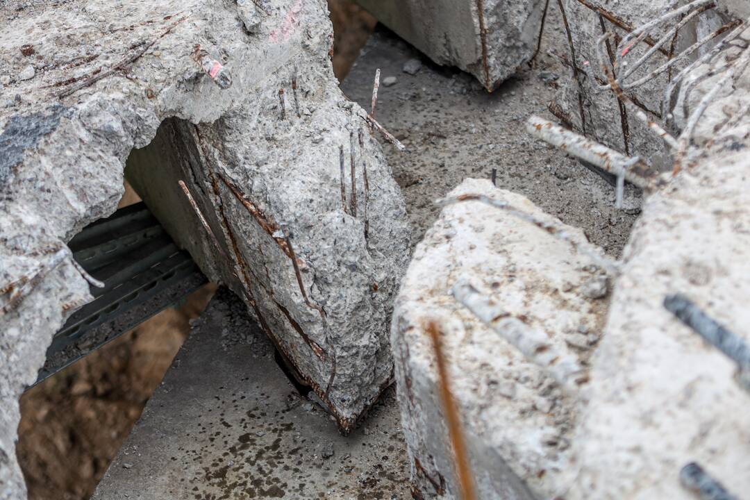 Situaciją: betonas nuo druskos poveikio yra ištrupėjęs ir praradęs sukibimą su armatūra, o armatūra – surūdijusi.