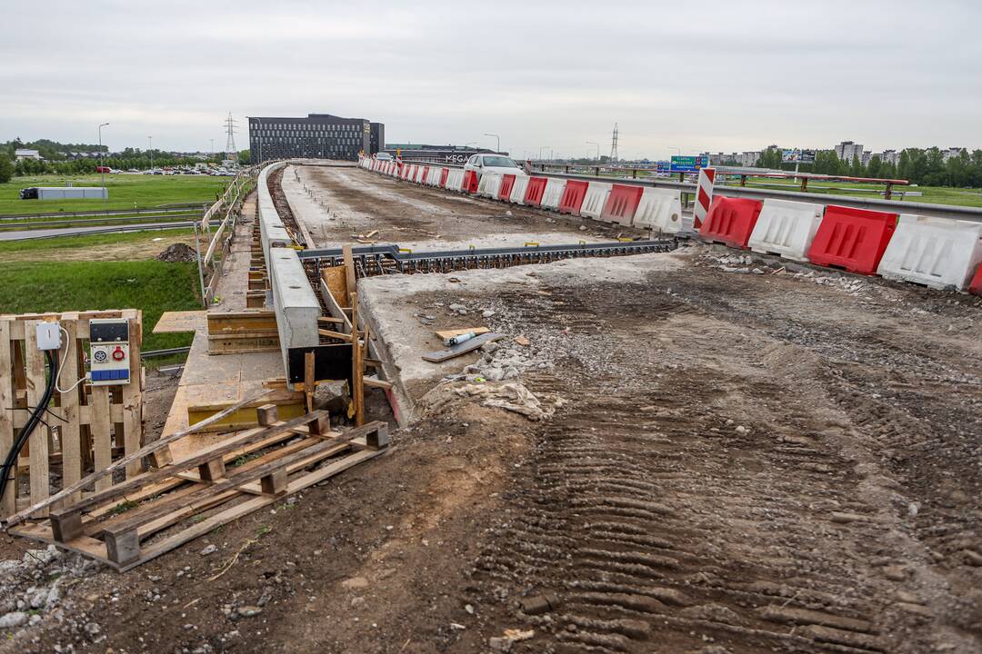 Situaciją: betonas nuo druskos poveikio yra ištrupėjęs ir praradęs sukibimą su armatūra, o armatūra – surūdijusi.
