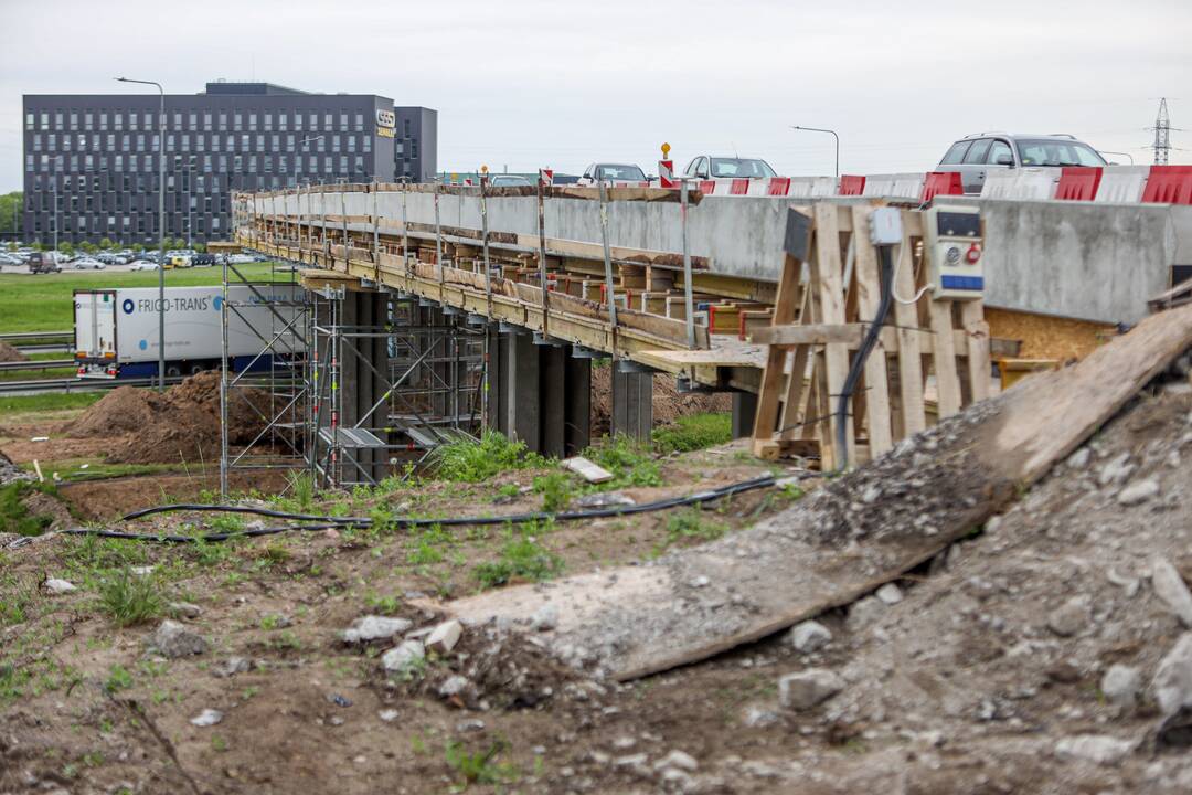 Situaciją: betonas nuo druskos poveikio yra ištrupėjęs ir praradęs sukibimą su armatūra, o armatūra – surūdijusi.