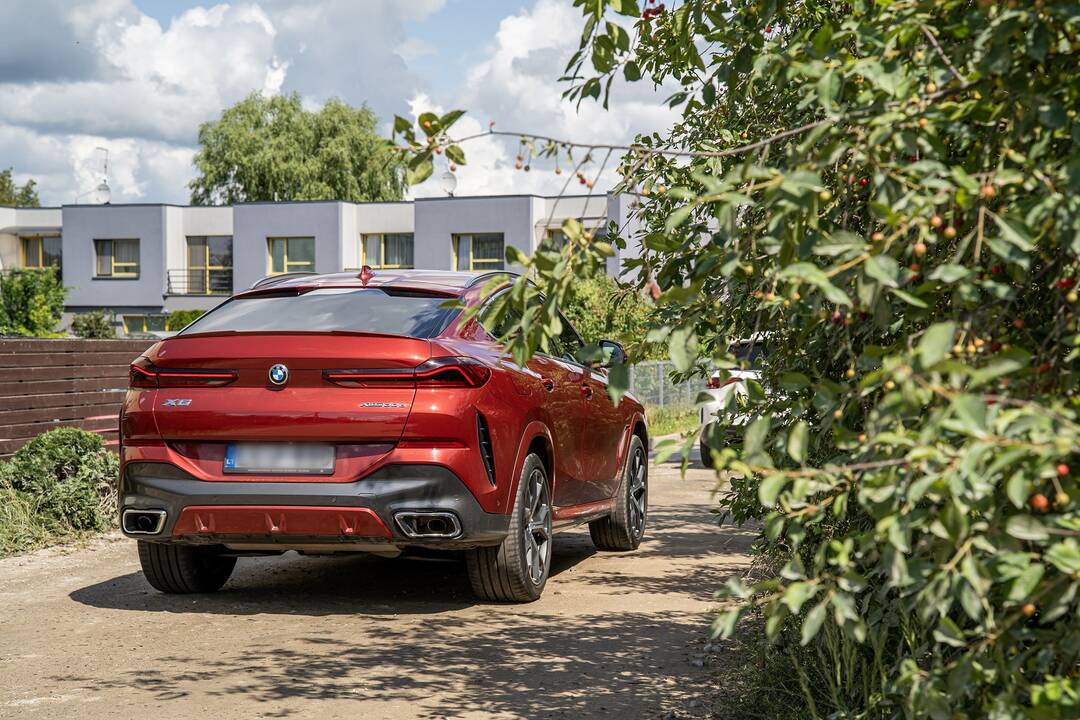 Būklė: dalis gatvės neasfaltuota, duobėta, todėl automobiliai kelia dulkes.