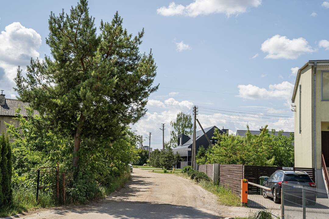 Būklė: dalis gatvės neasfaltuota, duobėta, todėl automobiliai kelia dulkes.