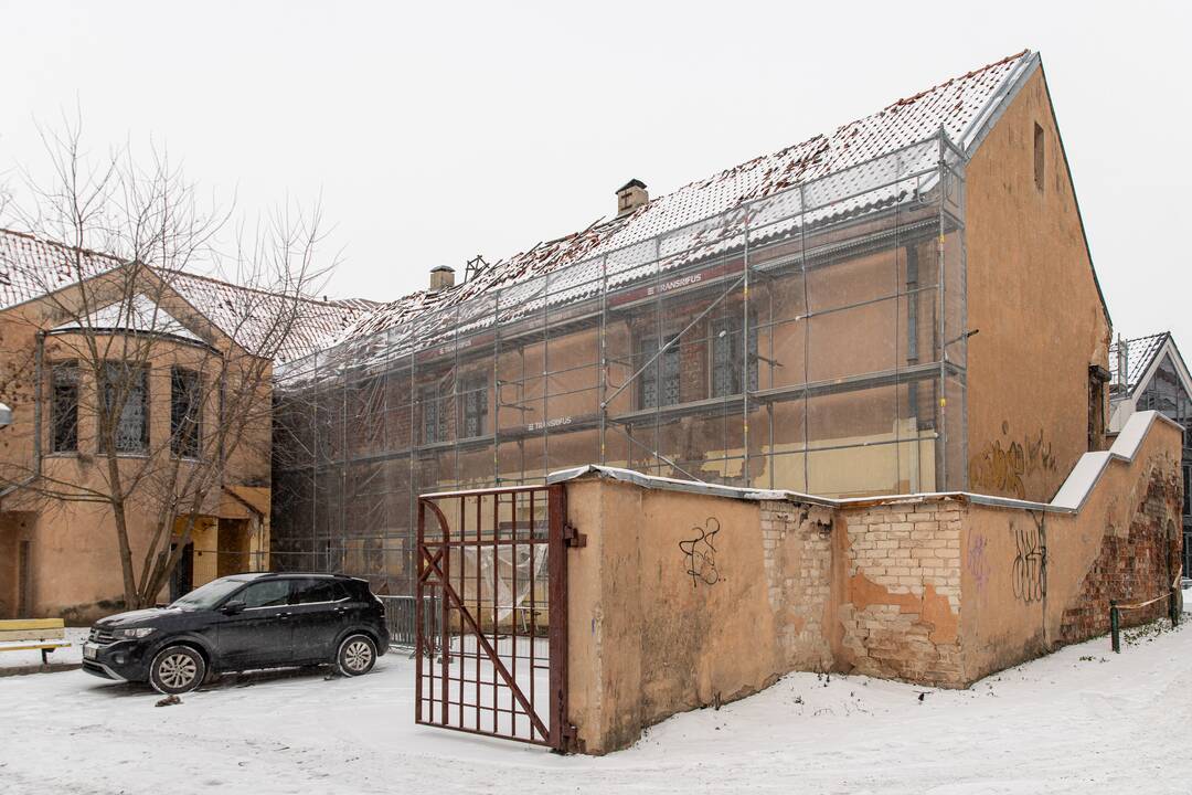 Apleistas: dalis statinio tinko byrėjo ir kėlė pavojų praeiviams.