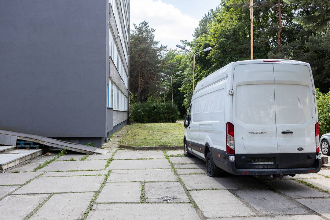 Sąsajos: daugiabutis įvairiausiomis gijomis susijęs su veikliu ir mikliu žmogumi G. Leonu ir bendrovėmis „Maxturtas“, „Moveda“ ir kitomis. 