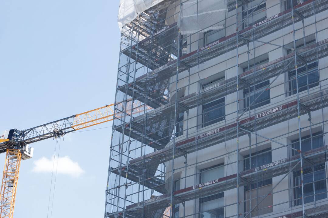Nedirba: kol kas reprezentacinį Kauno pastatą dengia pastoliai ir tinklas, kurio dalį jau plaiksto vėjas, o darbininkų nematyti.