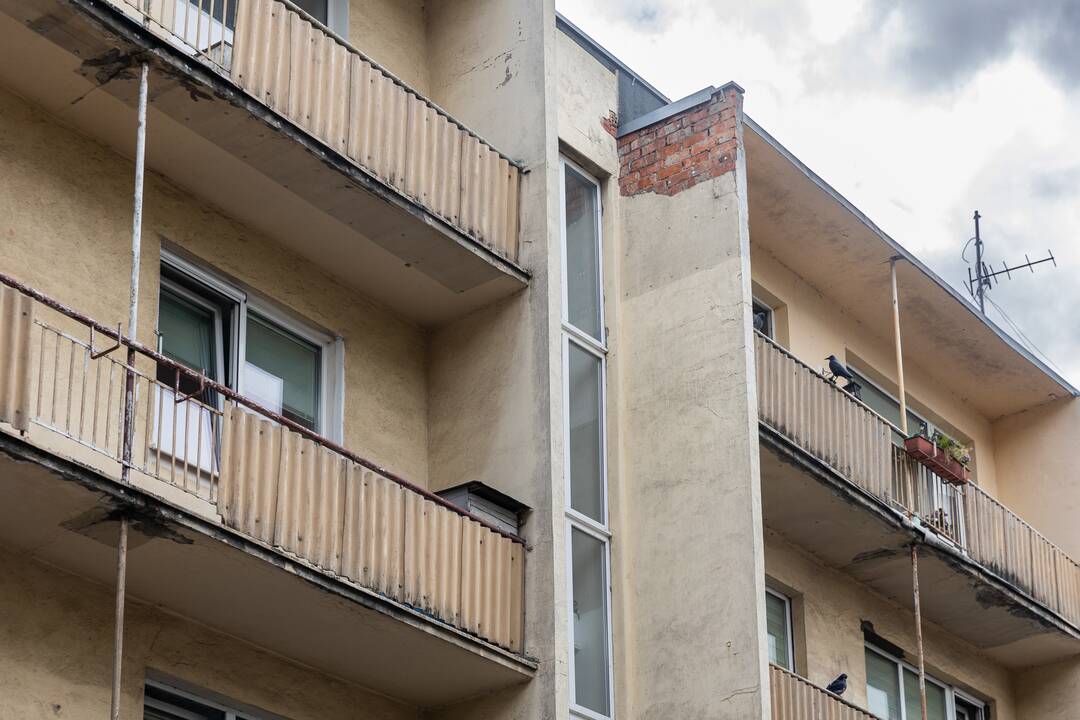 Kaimynystė: I. Kanto g. 24 pastatas stovi visai šalia tarpukario modernizmo perlo – buvusių Centrinio pašto rūmų.