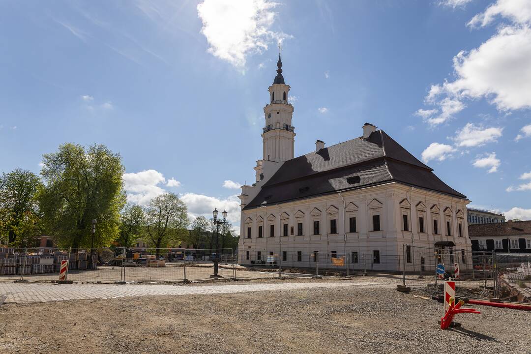 Rotušės aikštėje pradėta kloti granito danga