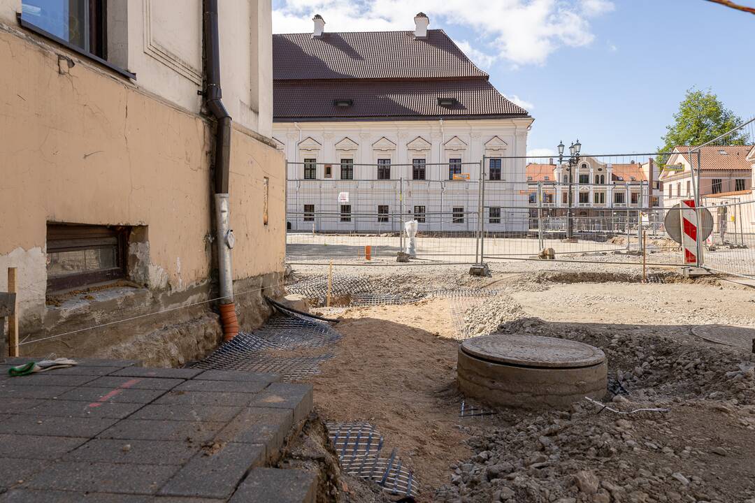 Rotušės aikštėje pradėta kloti granito danga