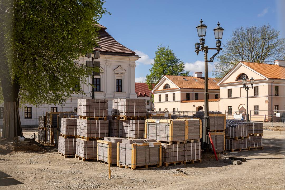 Rotušės aikštėje pradėta kloti granito danga
