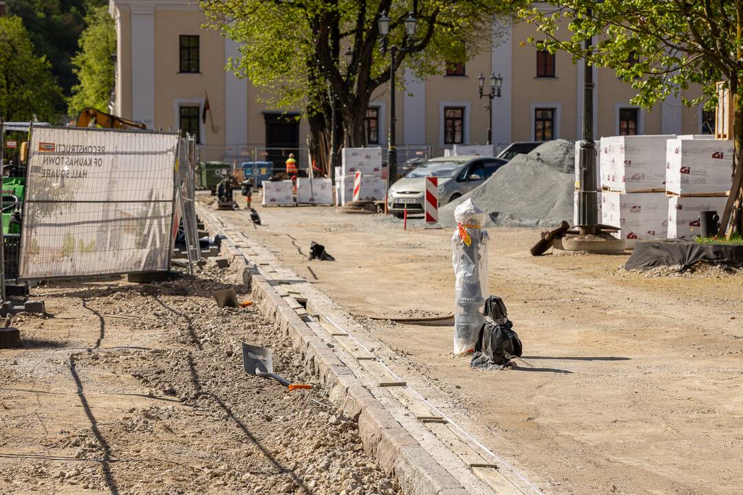 Rotušės aikštėje pradėta kloti granito danga