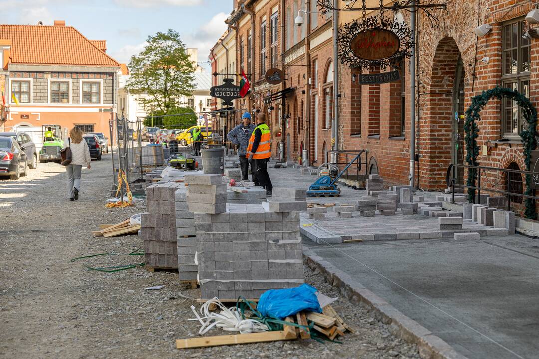 Rotušės aikštėje pradėta kloti granito danga