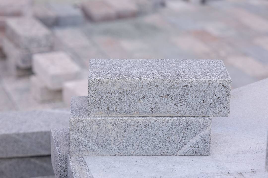 Rotušės aikštėje pradėta kloti granito danga