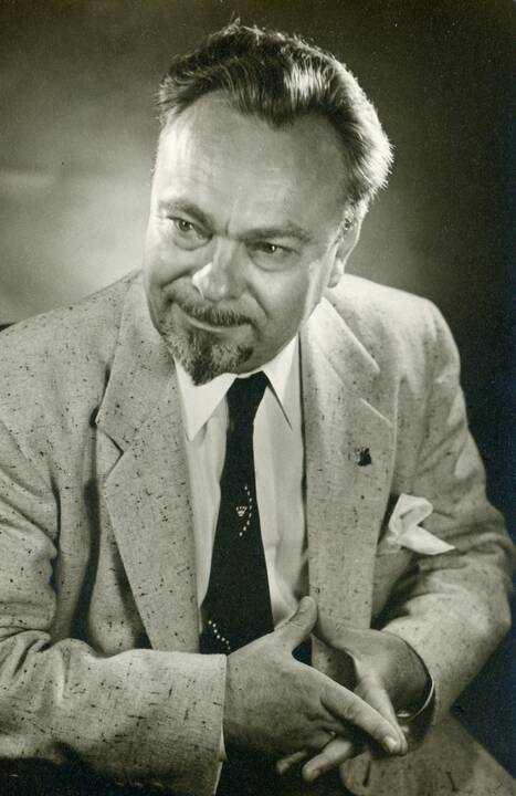 Vieta: 1940 m. liepos 14–15 d. suklastoti rinkimai į Liaudies Seimą vyko buvusiame Valstybės teatre (dabar – Kauno valstybinis muzikinis teatras), todėl iniciatyvos autoriai įsitikinę, kad atminties ženklas tiktų ant šio pastato sienos.