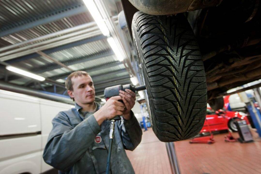 Padangų keitimo vajus: servisai atskleidžia, kiek laiko stovėsite eilėje