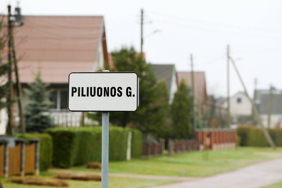 Kelias: į Margininkų kelio atidarymo šventę atvykę Kauno rajono vicemeras Paulius Visockas, kelio asfaltavimu rūpinęsis administracijos direktorius Antanas Nesteckis ir Taurakiemio seniūnė Danutė Glinskienė perkirpo simbolinę juostą.
