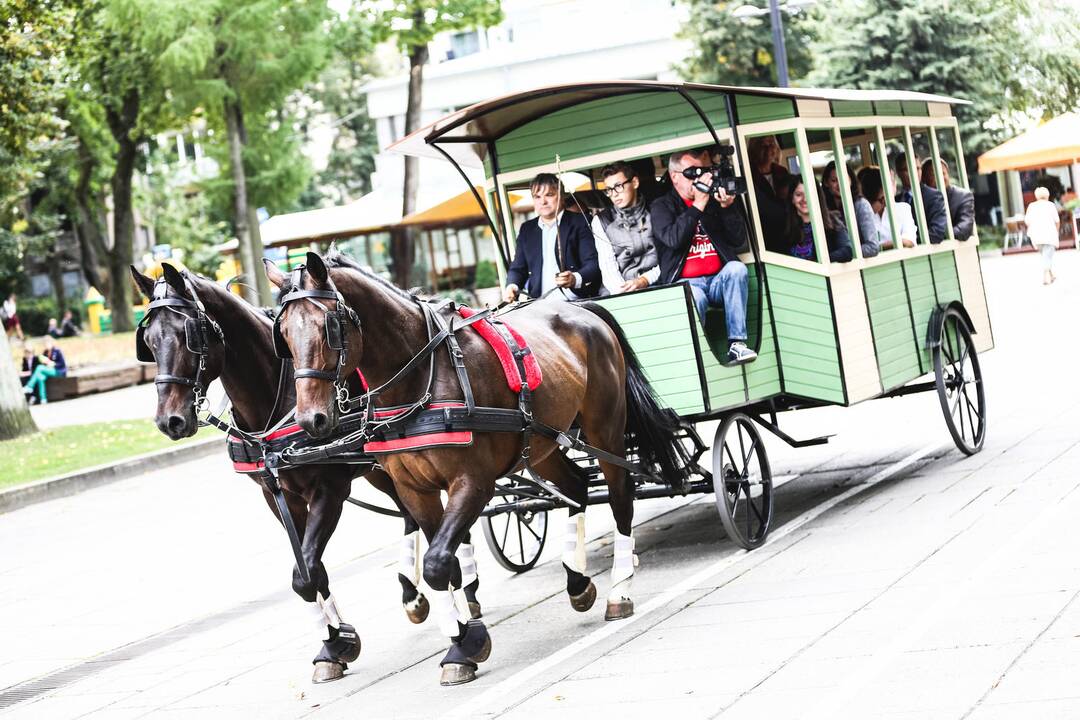 „Kauno autobusai“ parduoda arklio traukiamą vežimą