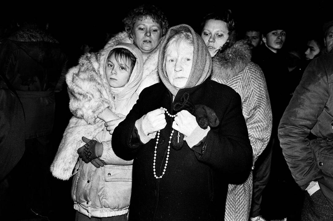 Žiaurumas: bene iškalbingiausias nežmoniškos sovietų agresijos momentas prie TV bokšto Sausio 13-ąją.