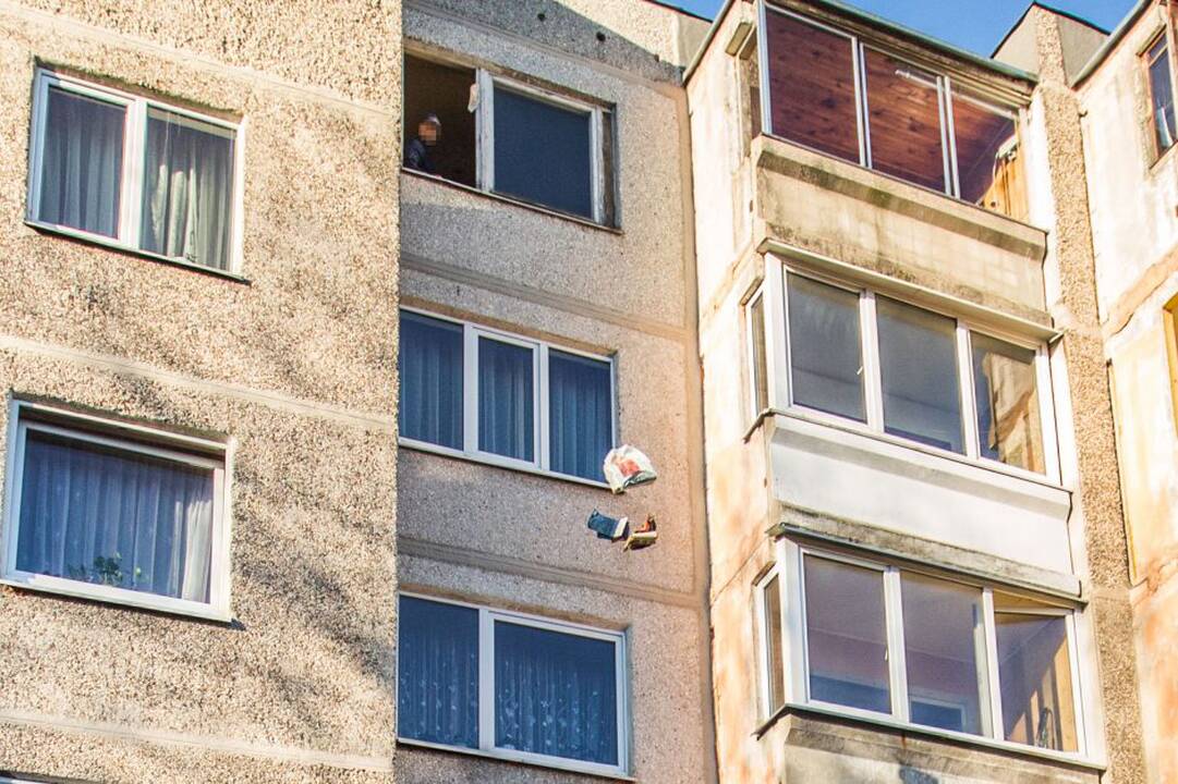 Išvada: teismo psichiatrams konstatavus, kad nustatyti sutrikimai netrukdo Erikui M. stoti prieš teismą, už daiktų mėtymą pro langą jis nuteistas lygtine bausme.