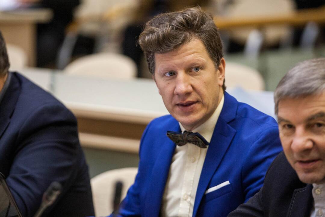 Sutapimas: "Aušros" gimnazijos direktorė N.Baltrėnienė, jos sutuoktinis, kaip ir išplatinto pranešimo autorius, priklauso tai pačiai Socialdemokratų partijai.