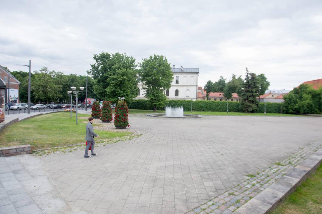 Keičiasi: nepaisant istorinės auros, daugelio kauniečių manymu, pastaruosius 20 metų Vienybės aikštės dalis prie dabar rekonstruojamų pastatų buvo apleista ir negyva.