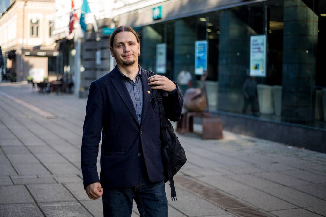 Svetingas: A.Mapu praeivius kviečia prisėsti šalia jo.