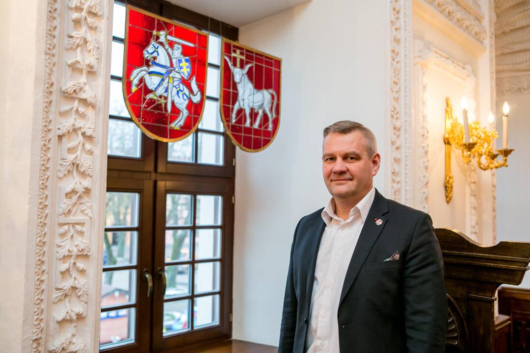 Staigmena: gimnazistams pristatyta vieno eksponato paroda – Rotušės rūsiuose rastas koklis.