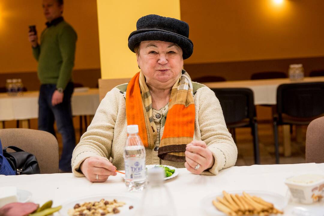 Porcijos: 22 kg tortas buvo suraikytas nemenkais laimės gabalais.