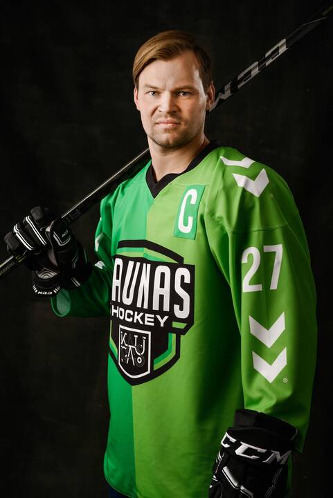 Emocijos: "Kaunas Hockey" kapitonui jo brolis Povilas (antras iš dešinės) pritaria – sirgaliai įkvepia ledo ritulininkus pasiaukojamam žaidimui.