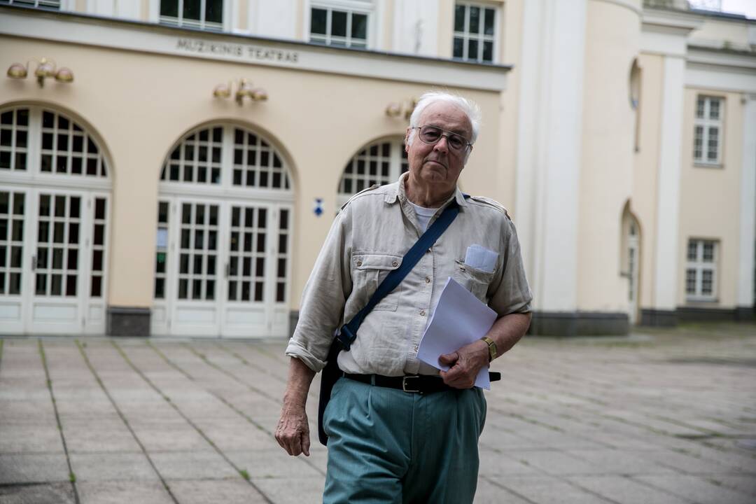 Vieta: 1940 m. liepos 14–15 d. suklastoti rinkimai į Liaudies Seimą vyko buvusiame Valstybės teatre (dabar – Kauno valstybinis muzikinis teatras), todėl iniciatyvos autoriai įsitikinę, kad atminties ženklas tiktų ant šio pastato sienos.