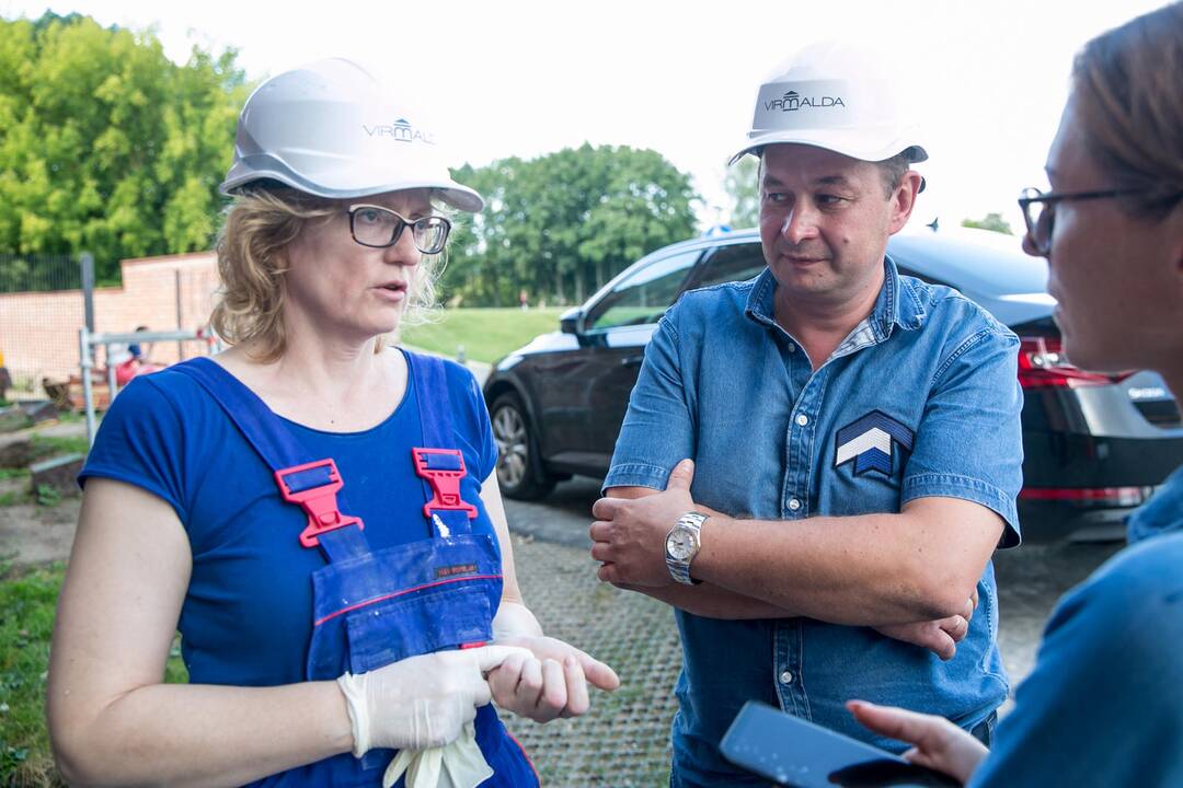 Mastelis: kartu su vidaus, vykdomi ir šventovės išorės restauravimo darbai.