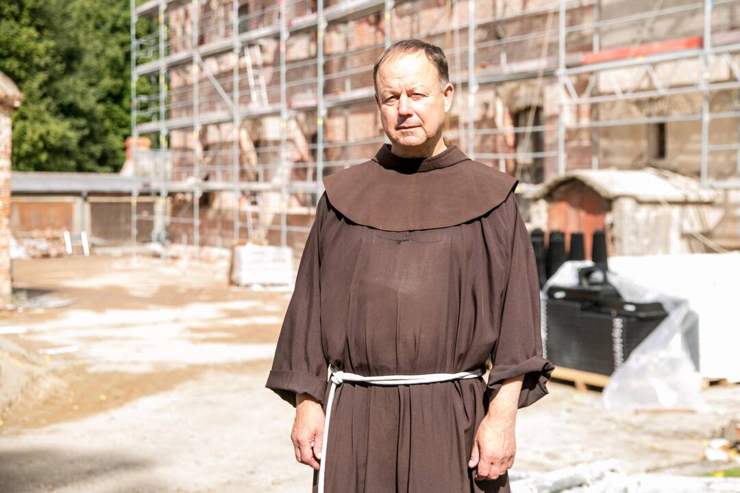 Mastelis: kartu su vidaus, vykdomi ir šventovės išorės restauravimo darbai.