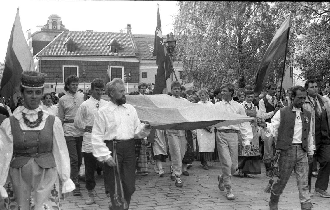Drąsuoliai: su K.Uoka (kairėje) ir A.Patacku (stovi) ant bokšto viršaus buvo užkopęs ir Raimundas Bartusevičius.