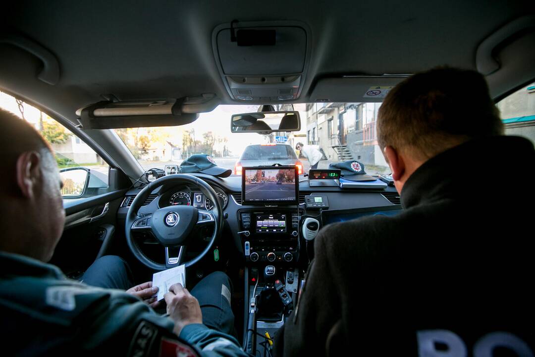 Reidas Kaune su nežymėtu policijos automobiliu