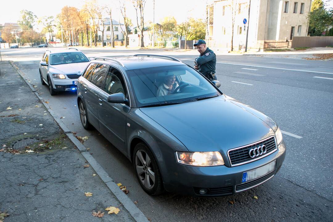 Reidas Kaune su nežymėtu policijos automobiliu
