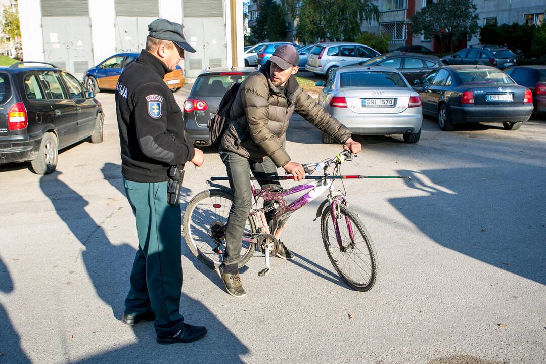 Reidas Kaune su nežymėtu policijos automobiliu