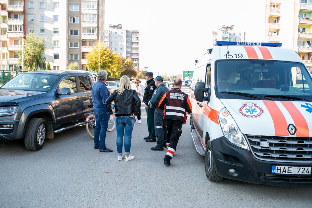 Reidas Kaune su nežymėtu policijos automobiliu