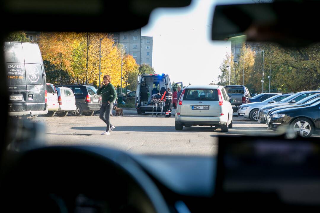 Reidas Kaune su nežymėtu policijos automobiliu