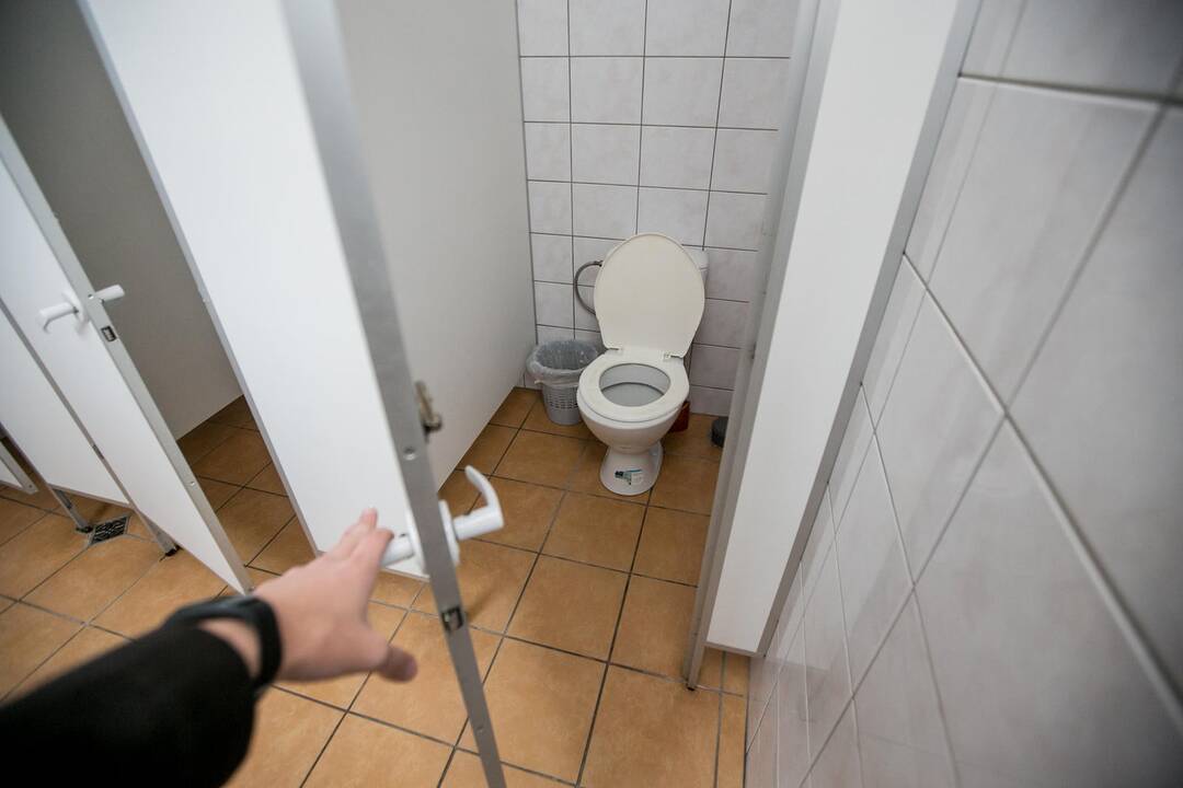 Tupyklos: tokiais tualetais naudojasi progimnazijos berniukai.