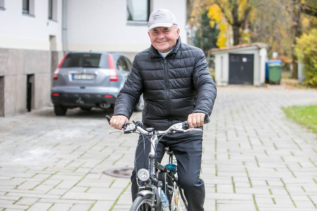 Takas: šioje vietoje kardinolui reikėjo išvažiuoti į važiuojamąją kelio dalį.