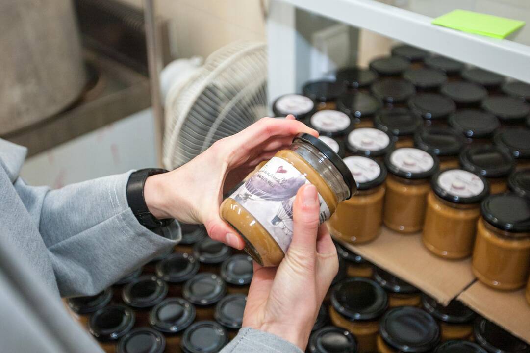 Kelias: vaikystės smaližiavimai virto jaunos merginos verslu.