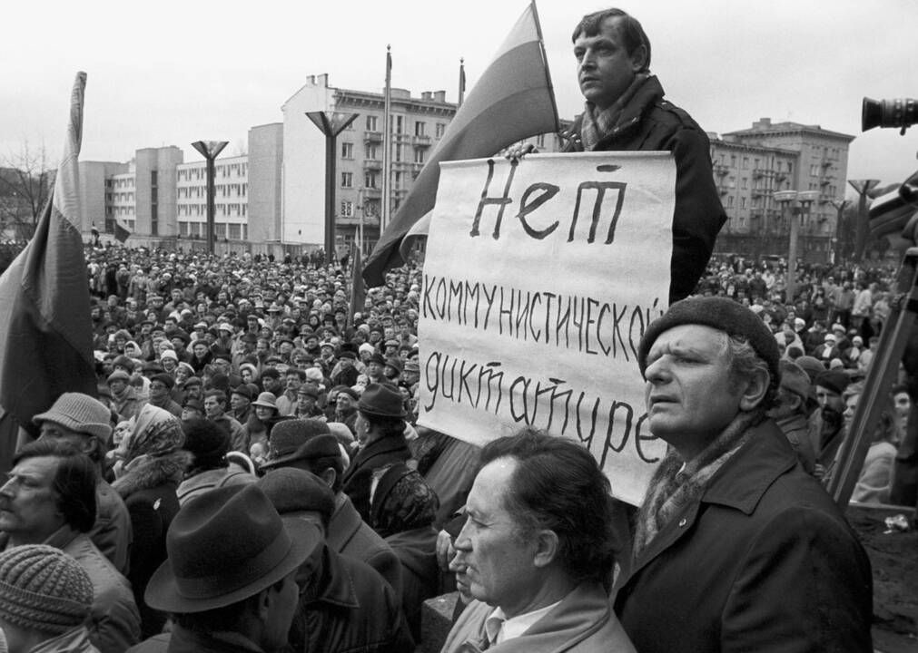 Žiaurumas: bene iškalbingiausias nežmoniškos sovietų agresijos momentas prie TV bokšto Sausio 13-ąją.