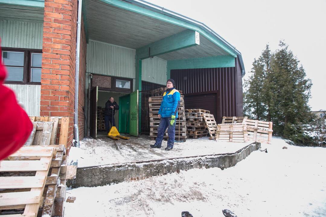 Sandėlis: Šlienavoje trąšų maišai laikomi lauke.