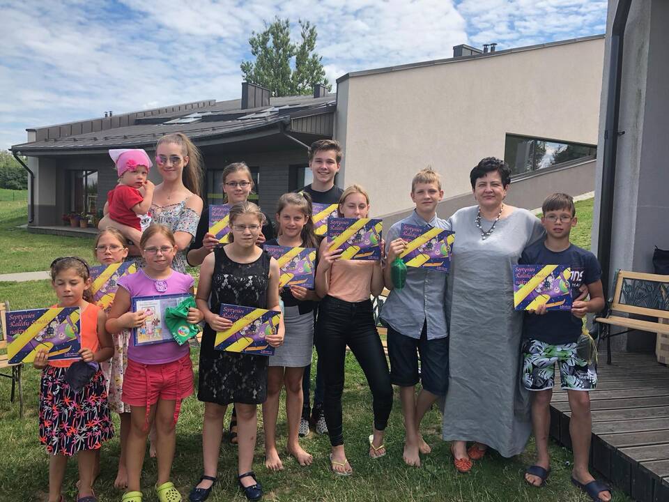 Misija: Mosteikų šeima (iš kairės – tėtis Darius, Andrius, Leila ir mama Jolanta) labdaringos veiklos imasi ne vien Lietuvoje.