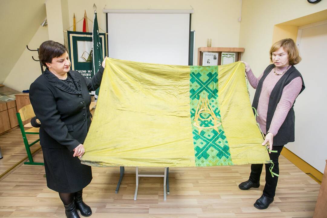 Ženklai: kone ant visų gimnazijos durų užklijuotos ištraukos iš skirtingų Maironio eilių.