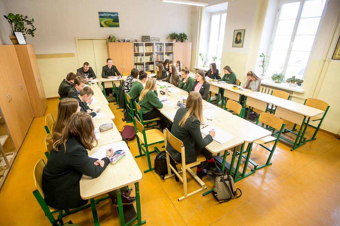 Ženklai: kone ant visų gimnazijos durų užklijuotos ištraukos iš skirtingų Maironio eilių.