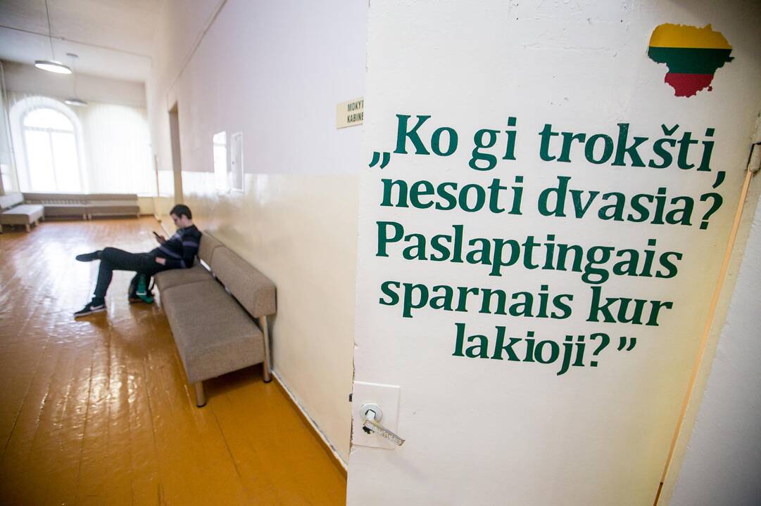 Ženklai: kone ant visų gimnazijos durų užklijuotos ištraukos iš skirtingų Maironio eilių.