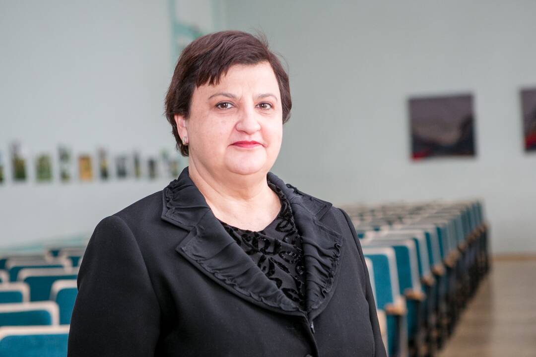 Simboliška: Steigiamojo Seimo rūmai įsikūrė buvusioje gimnazijoje, kurioje ir dabar ugdoma jaunoji karta, – čia įsikūrusi Maironio universitetinė gimnazija.