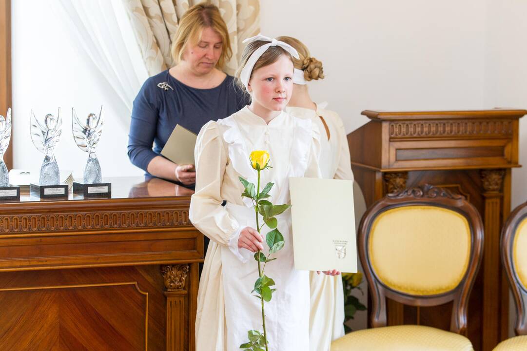 Pagerbė: Kauno rajono vicemeras Antanas Nesteckis gydytojai M.Karvovskienei įteikė savivaldybės medalį (pasižymėjimo ženklą).