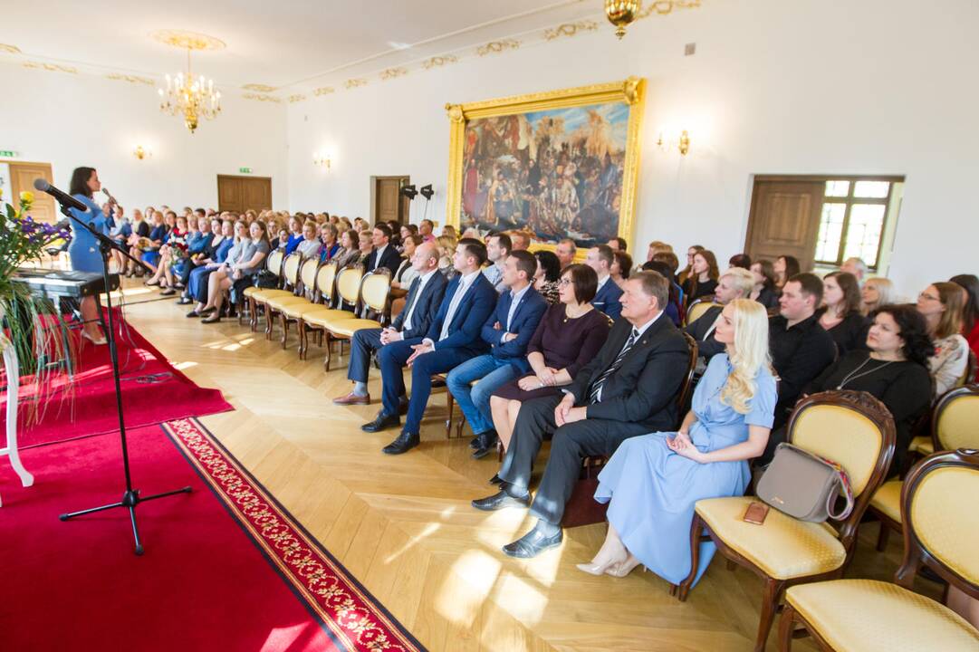 Pagerbė: Kauno rajono vicemeras Antanas Nesteckis gydytojai M.Karvovskienei įteikė savivaldybės medalį (pasižymėjimo ženklą).