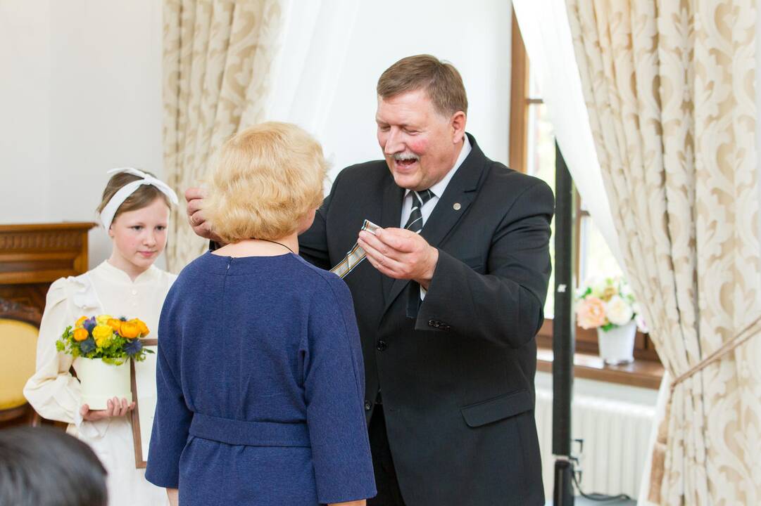 Pagerbė: Kauno rajono vicemeras Antanas Nesteckis gydytojai M.Karvovskienei įteikė savivaldybės medalį (pasižymėjimo ženklą).